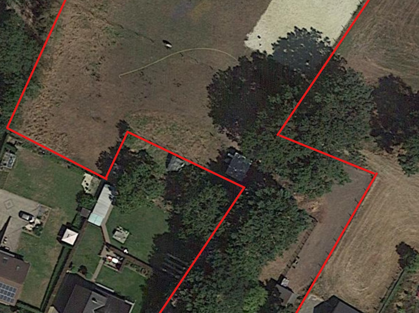 Ontdek deze charmante woning gelegen aan Verloren Eind 43 in Hechtel-Eksel. Met een perceeloppervlakte van 75 are biedt dit huis een comfortabele leef