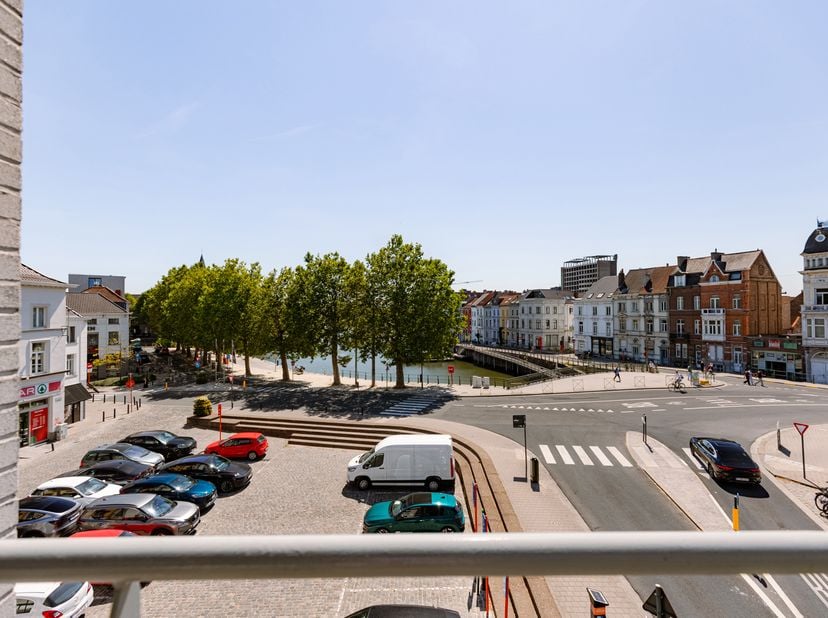 Op de derde verdieping bevindt zich dit volledig gerenoveerde hoekappartement met een uitzonderlijk brede leefruimte en een open uitzicht over Portus