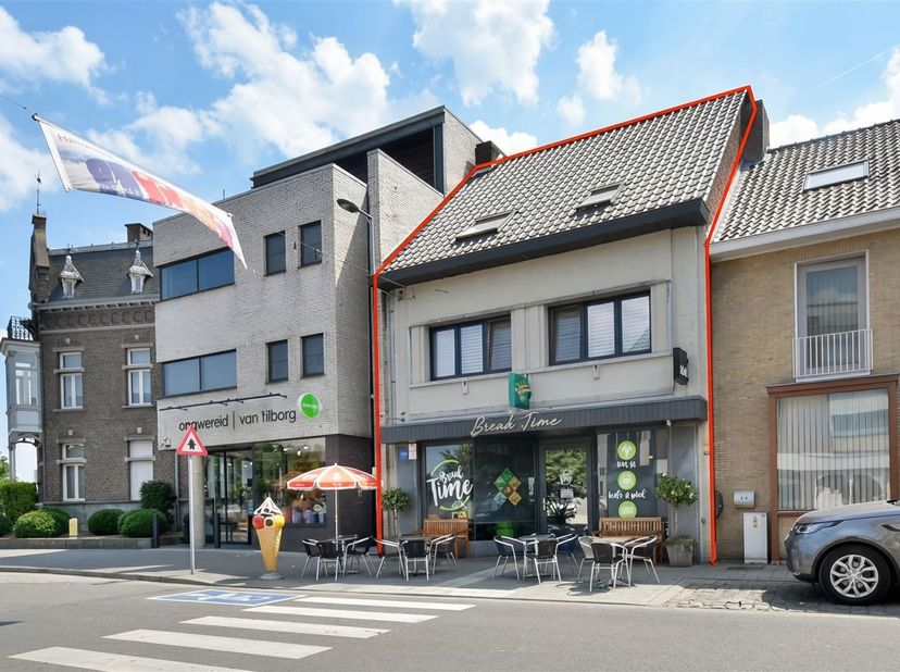 Commercieel gebouw op toplocatie met handelsgelijkvloers en royale bovenwoning met groot dakterras in hartje Lanaken.<br />
<br />
Dit volledig gemo