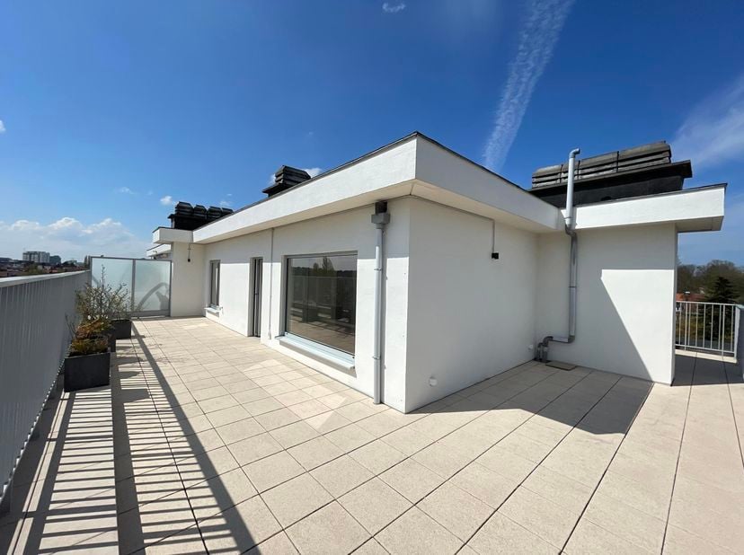 WOLUWE-SAINT-PIERRE, à proximité des transports en commun et des petits commerces, superbe PENTHOUSE (3ch/2sdb) en duplex (6ème et 7ème étage) de 162