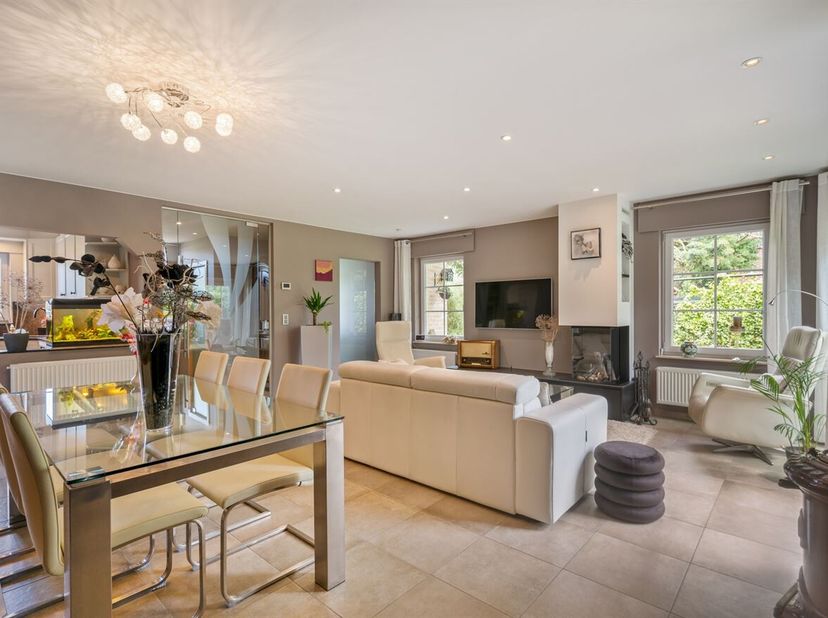 Gelegen in een rustige woonomgeving in Meensel-Kiezegem, deelgemeente van Tielt-Winge. De woning geniet van een vlotte verbinding via de E314 richting