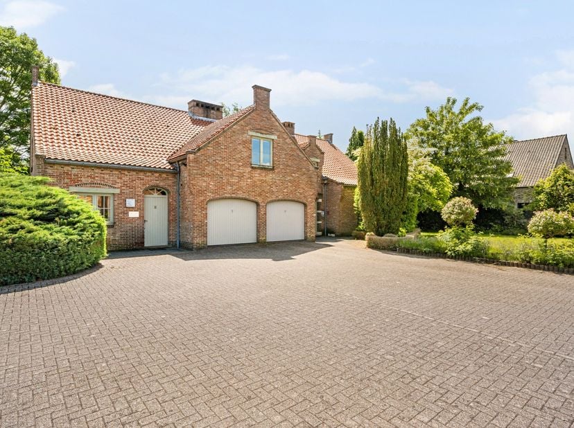 Deze charmante woning in Alken verenigt ruimte, comfort en een rustige ligging in één geheel. Het perceel van maar liefst 2.560 m² biedt een zee aan m