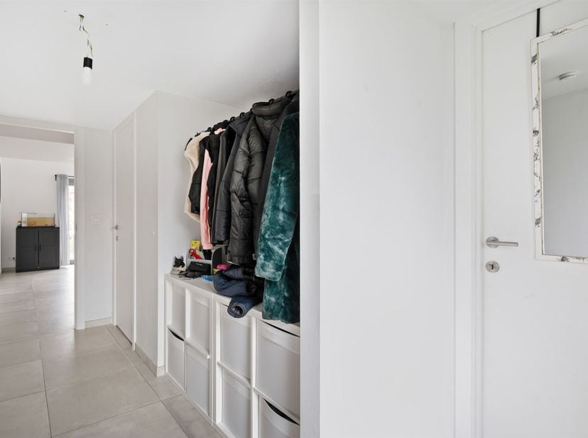 Deze recente woning (2019) is gelegen in de rustige en aangename wijk Koklenberghof, midden in het centrum van Sint-Niklaas. Het biedt de perfecte com