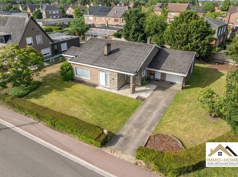 Deze op te frissen ruime woning, momenteel verhuurd, is gelegen vlakbij het levendige centrum van Lochristi, met alle voorzieningen dichtbij. Via de i