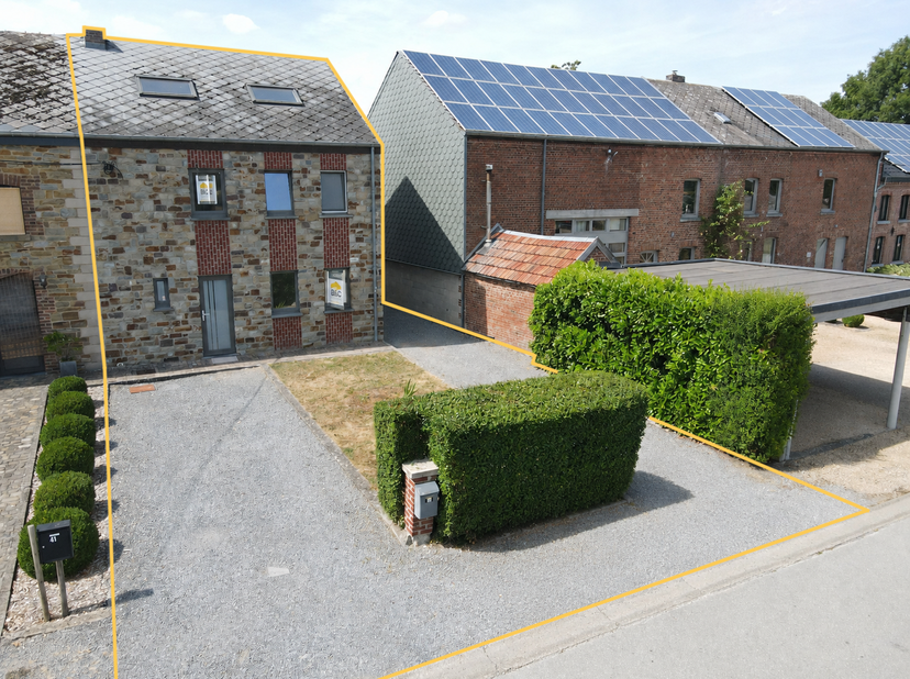 Dit gezellige huis met drie gevels ligt in een rustige woonwijk in Haid (Haversin), op een perceel van meer dan 5 are, vlak bij winkels en scholen. Me