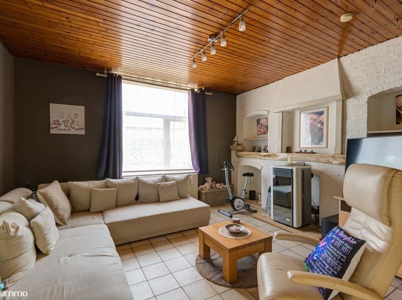 GOED ONDERHOUDEN GEZINSWONING MET 3 RUIME SLAAPKAMERS OP EEN RUIM PERCEEL VAN 9A 21CA<br />
<br />
*** Bekijkt U deze woning via een aanverwante websi
