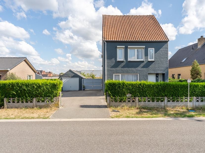 Op zoek naar een ruime gezinswoning met veel mogelijkheden en een grote tuin?<br />
Deze woning biedt maar liefst 193 m² woonoppervlakte op een royaal
