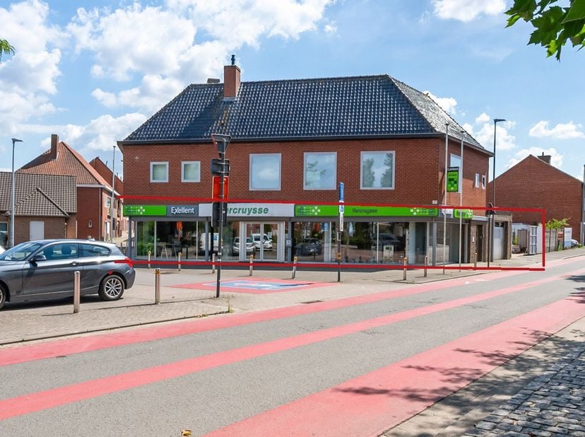 COMMERCIELE RUIMTE + MAGAZIJN<br />
370 m2 HANDELSRUIMTE<br />
+ 100 m2 MAGAZIJN (kleiner mogelijk)<br />
+ 50 m2 BUITENRUIMTE/PARKEERPLAATSEN<br />
G