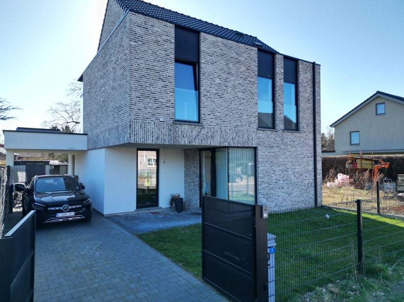 Recente halfopen bebouwing (2023) met 3 slaapkamers, zoldermogelijkheden en zuidgerichte tuin in Maasmechelen<br />
<br />
Deze recente halfopen bebou