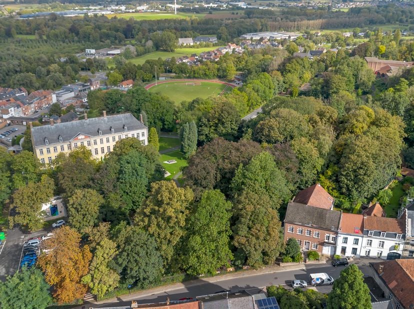 Vous cherchez une maison civile majestueuse avec studio, jardin, garages en bordure d'Abbey Park ? C'est peut-&amp;ecirc;tre l'occasion r&amp;ecirc;v&amp;eacute;e