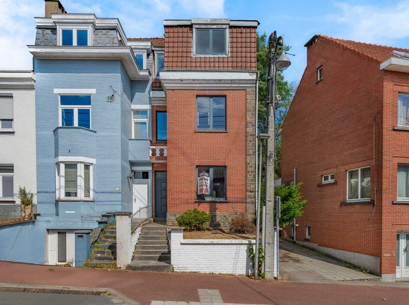 Easy Home vous présente cette belle maison 3 façades de 125 m² habitables, située sur un terrain de 1 a 17 ca, rénovée récemment. <br />
Situation d’e