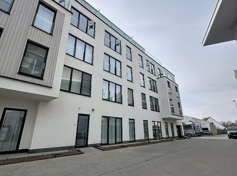 Zelden te vinden aan de kust: dit ruim duplexappartement in residentie Hélène-Charlotte combineert binnenruimte met een waanzinnig groot doorloopterra