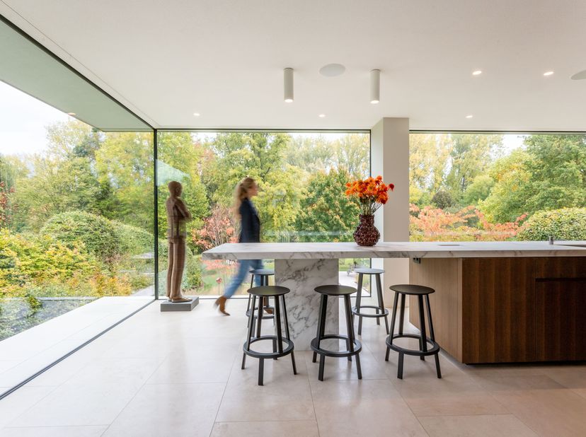 In een rustige doodlopende straat in Zottegem ligt deze recente villa die design, comfort en natuur harmonieus verenigt. Achter de zuivere architectur