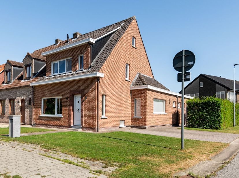 Locatie: <br />
Deze woning is gelegen aan de Kerkdreef 13 in Rijkevorsel, op een rustige en vlot bereikbare locatie. Het centrum van Rijkevorsel bev