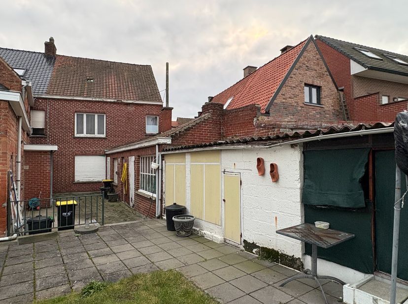 Te renoveren woning te koop in Oostrozebeke met 3 slaapkamers! <br />
<br />
Bij het betreden van de woning kom je terecht in de leefruimte, met aansl