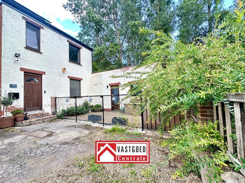 Deze charmante en deels gerenoveerde woning is gelegen op een zijweg van de Hasseltsesteenweg in Tongeren. Dankzij de ligging op een zijstraat komt er