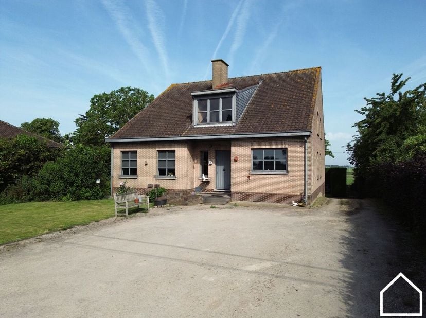 <br />
Bekijk ook zeker de video via deze link https://youtube.com/embed/-T9T_05wiag<br />
<br />
<br />
Deze bijzonder ruime woning combineert comfor