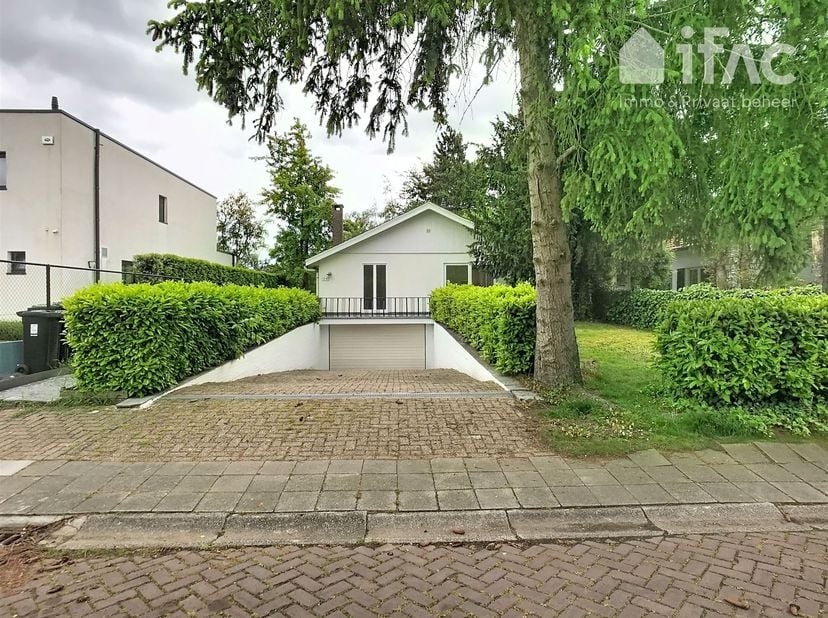 Residentieel gelegen villa met terras en tuin op een terrein van +/- 8 are, bouwjaar 1974. Nabij de Britse school, het park en het centrum van Tervure
