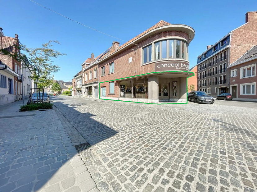 Surface commerciale de +/-140 m² en plein centre-ville, idéale pour professions libérales !<br />
Belles vitrines à deux pas de la gare de Tournai,<br