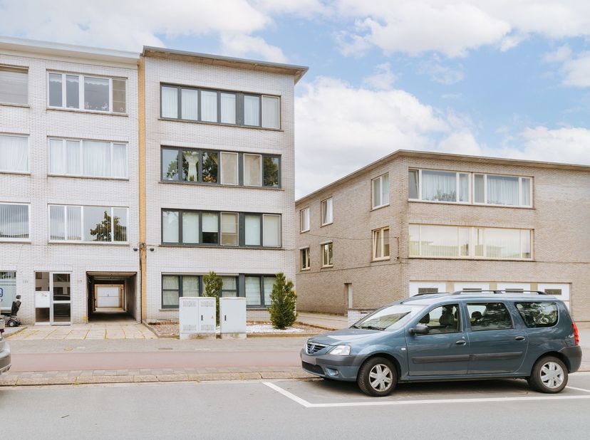 Dit lichtrijke appartement ligt op een strategische locatie vlak bij invalswegen, scholen, winkels en openbaar vervoer. Je geniet van een uitstekende