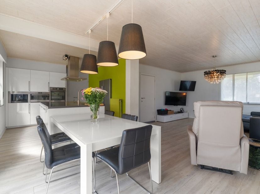 Ligging &amp; IndelingGelegen in een absolute rustige en verkeersarme buurt biedt deze woning de ideale combinatie van wooncomfort, ruimte en praktische i