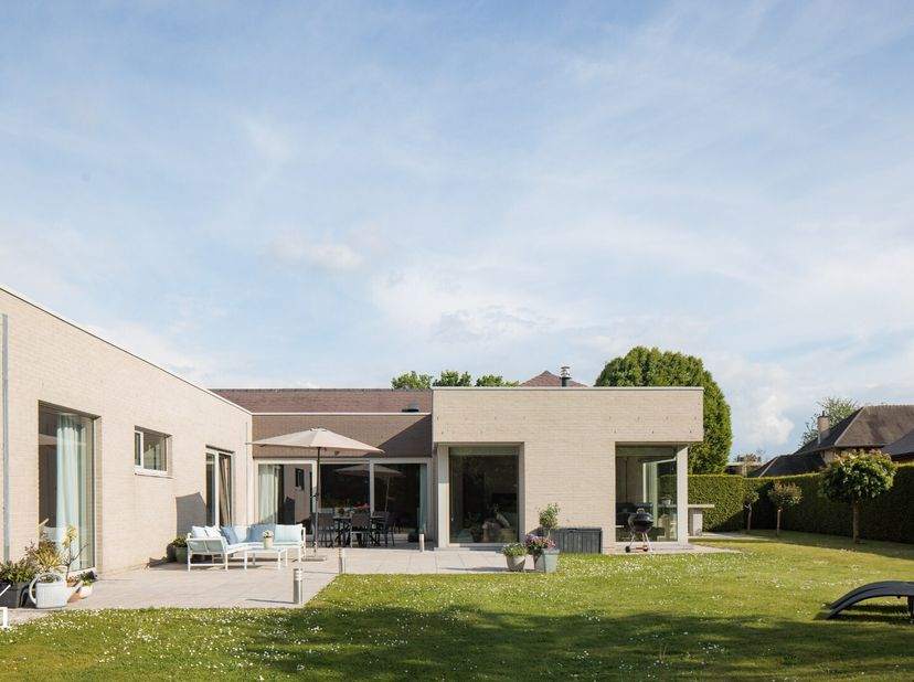 U kan het appartement virtueel bekijken en de documenten downloaden op www.irres.be.<br />
Bijkomende info en bezoeken via thibauld@irres.be of bel 04
