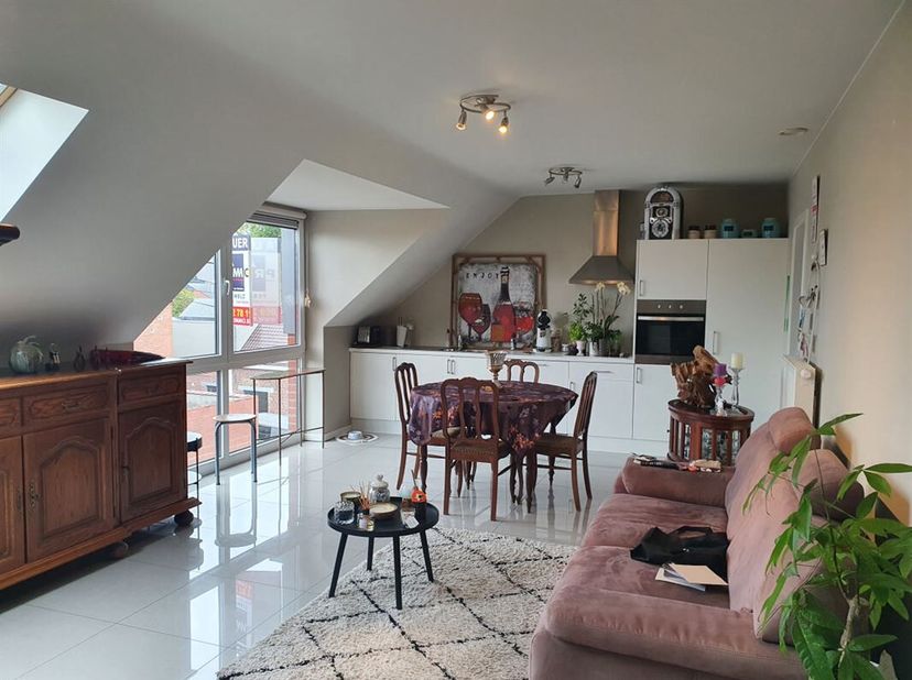 Appartement de 2 chambres sis au 2ème étage dune résidence de 6 logements dans un quartier calme à 2km du centre de Leuze-en-Hainaut.<br />
Le bien co