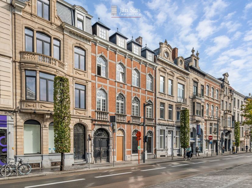 Met zijn ligging tussen de Bondgenotenlaan en de Lepelstraat ligt dit authentieke appartement op een perfecte en rustige locatie.&amp;nbsp; Bovendien voor