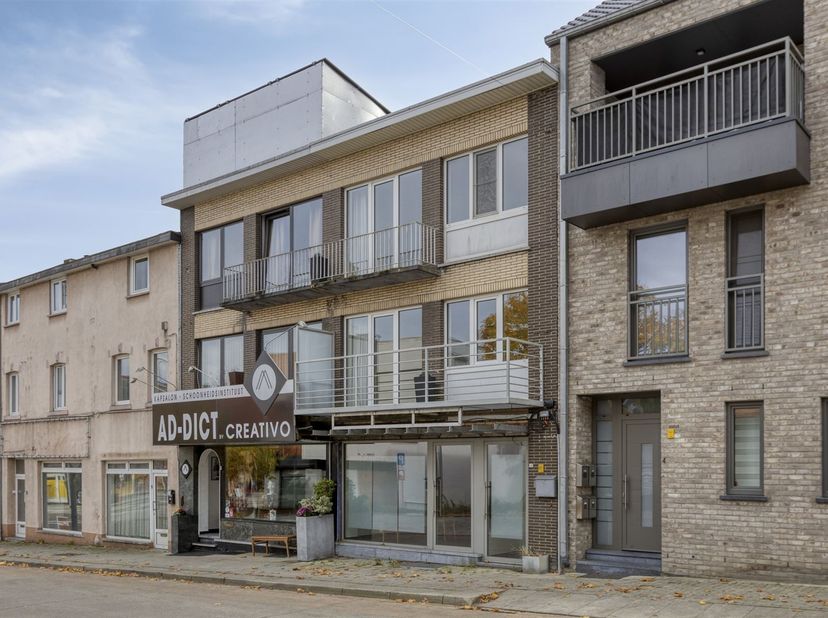TE KOOP: Duplex-appartement (3slpks) met kantoorruimte of handelsruimte op topligging in Genk!<br />
In de Hoefstadstraat te Genk bevindt zich dit ve