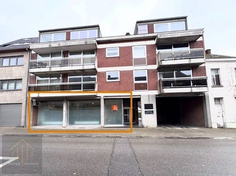 Licht gerenoveerd appartement met 2 slaapkamers te Brakel<br />
<br />
Gerenoveerd appartement op gelijksvloer in centrum Brakel, Het marktplein is op