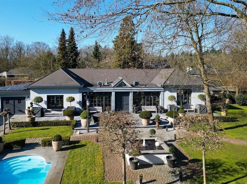 Karaktervolle villa met verwarmd zwembad op een prachtig perceel van 15a 46ca in Bokrijk<br />
<br />
Omgeving:<br />
+ Rustig gelegen in een resid