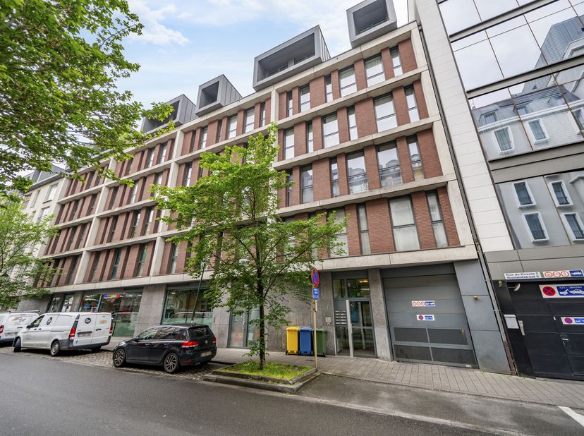 Easyhome biedt u dit prachtige appartement met 3 slaapkamers aan, ideaal gelegen op 1 minuut wandelafstand van het Zuidstation, op de 2e verdieping me