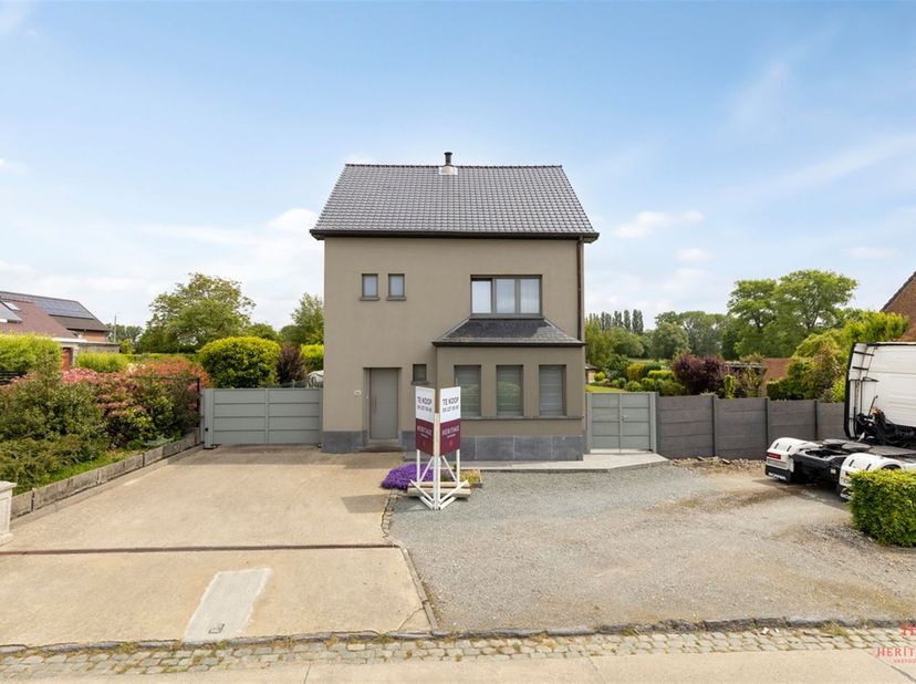 Deze vrijstaande woning is gelegen op een ruim perceel van 1.903 m² en biedt tal van mogelijkheden, waaronder de optie tot opsplitsing en het bouwen v