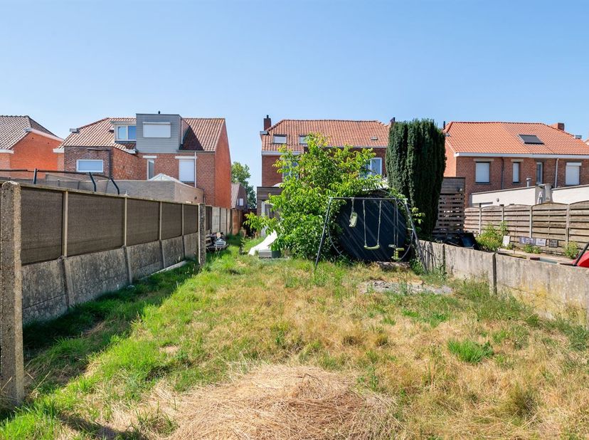 Te renoveren gezinswoning met 4 slaapkamers op 390m²<br />
Deze te renoveren gezinswoning met 4 slaapkamers is gelegen in Arendonk en biedt heel wat m