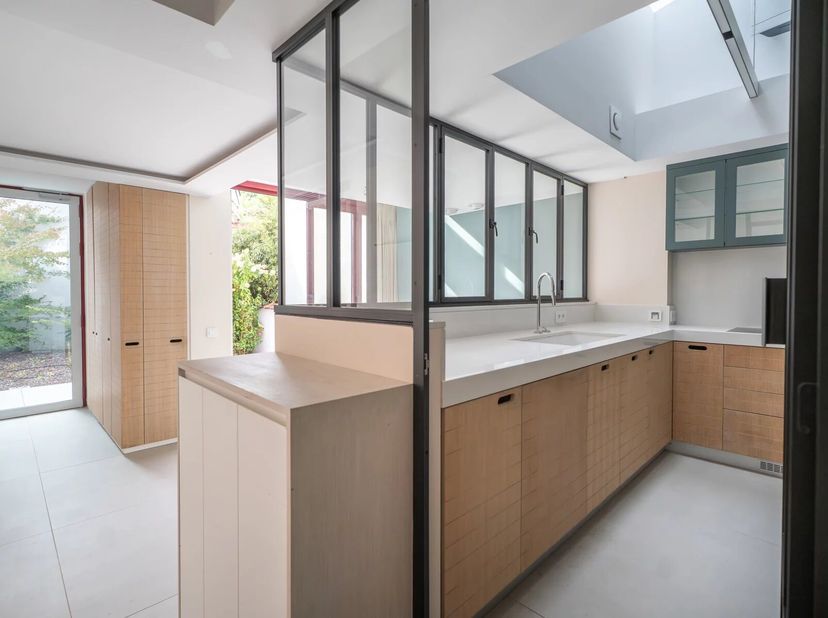 Goed gepresenteerd door Yanis Morsa : 0487 71 46 10 / yanis.morsa@victoire.be<br />
Gelegen in een groene residentiële wijk van Uccle, op een steenwor