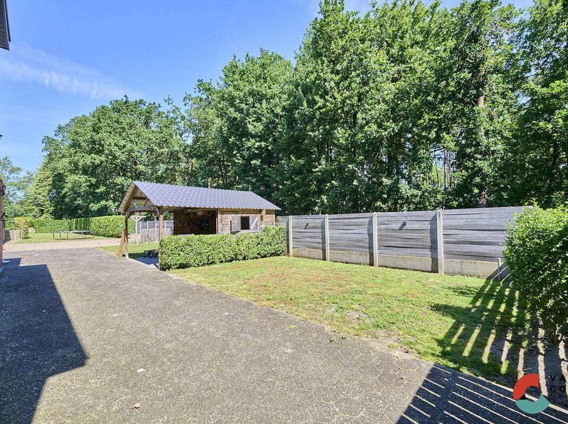 Gerenoveerde prachtig groen gelegen gezinswoning in Eksel. Deze woning is voorzien van 3 slaapkamer een ruim perceel van 12 are. Door de huidige eigen