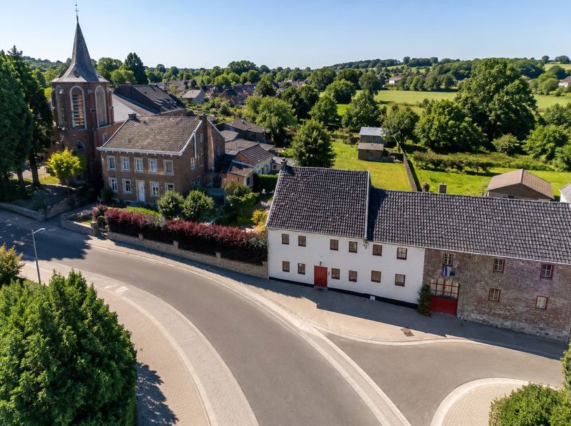 Met een perceeloppervlakte van circa 325 m² en een woonoppervlakte van circa 280 m², vier volwaardige slaapkamers, een ruime zolderverdieping en een o