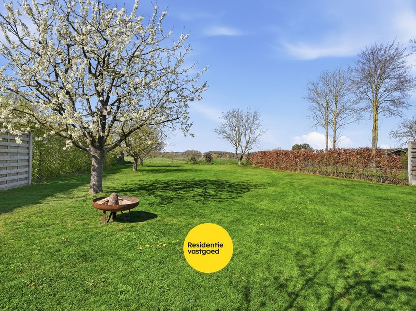 In het centrum van Zedelgem, op wandelafstand van winkels en voorzieningen, vindt u deze karaktervolle en instapklare alleenstaande woning op een ruim