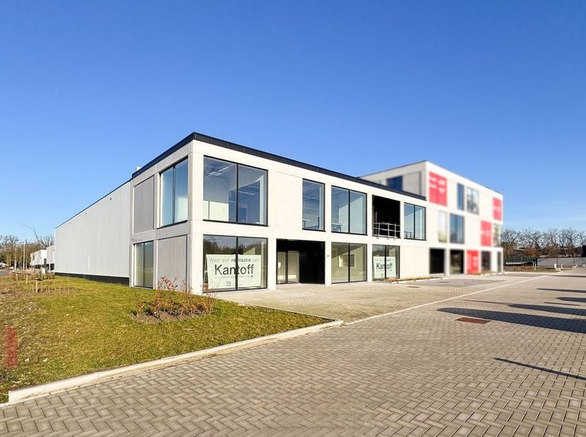 Nieuwbouw met een totale oppervlakte van 1.690 m², bestaande uit 1.000 m² opslag-/atelierruimte&amp;nbsp;met&amp;nbsp;mezzanine van 200 m² en 490 m² kantoorru