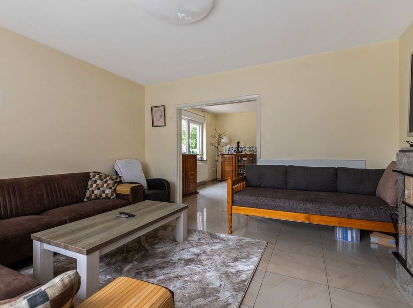 Gezinswoning met 3 slaapkamers en inpandige garage op een gunstige locatie <br />
<br />
Deze charmante woning van 173m² bevindt zich op een perceel