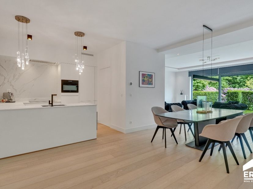 Luxueus en hoogwaardig afgewerkt appartement in een groene, bosrijke omgeving in Genk, op korte afstand van scholen, openbaar vervoer en het treinstat
