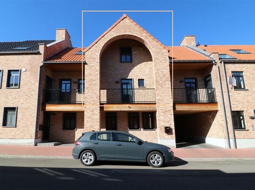 Duplex-appartement in een recent gebouw in landelijke stijl langs de Vesten te Zichem. Rustig gelegen en toch nabij het station van Zichem, met een vl
