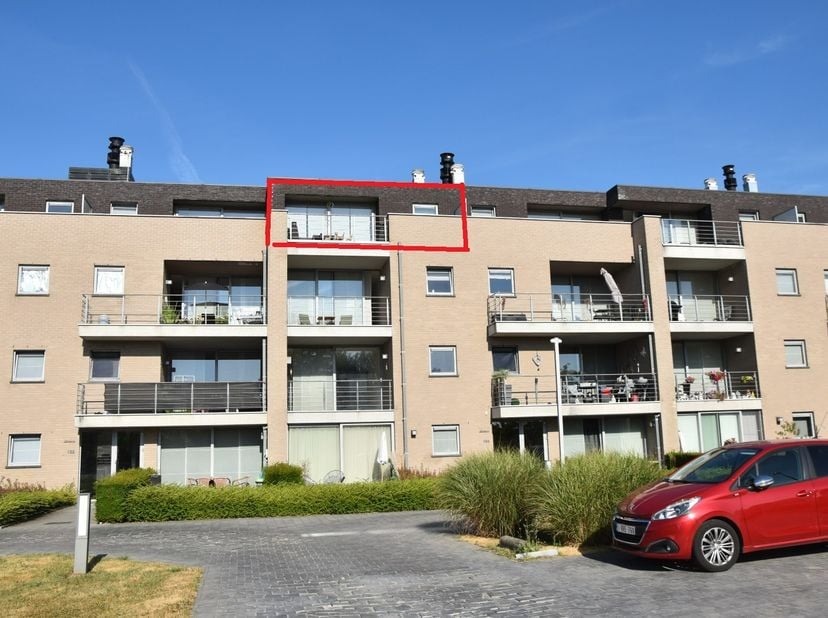 Penthouse met volgende eigenschappen:<br />
<br />
° wonen in een verzorgde residentie<br />
° panoramisch zicht op beide terrassen<br />
° lift met d