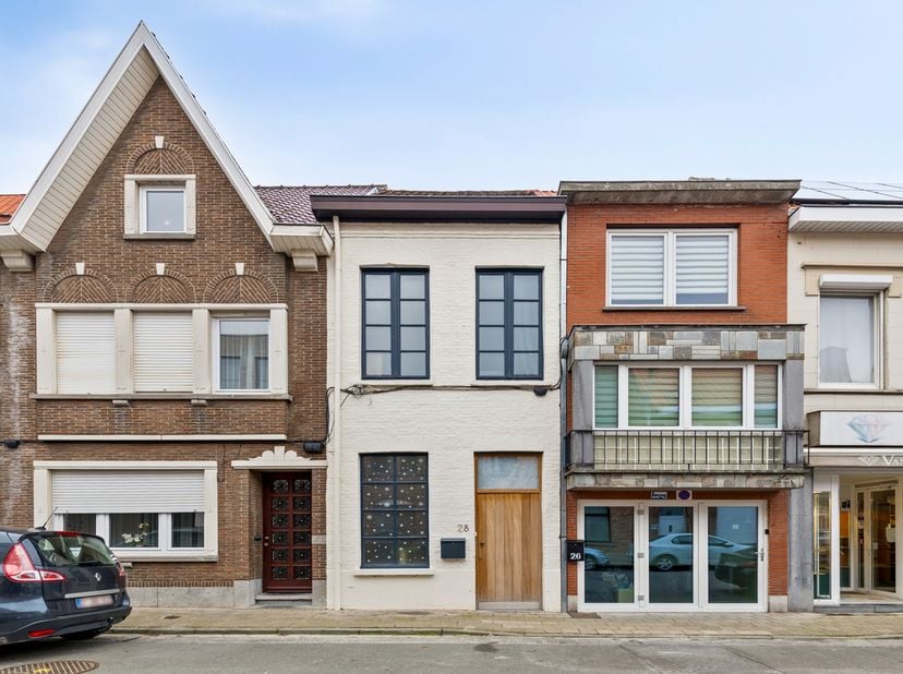 Op een absolute topligging, op amper 2 minuten wandelen van de Grote Markt van Roeselare, bevindt zich deze charmante en instapklare stadswoning met s