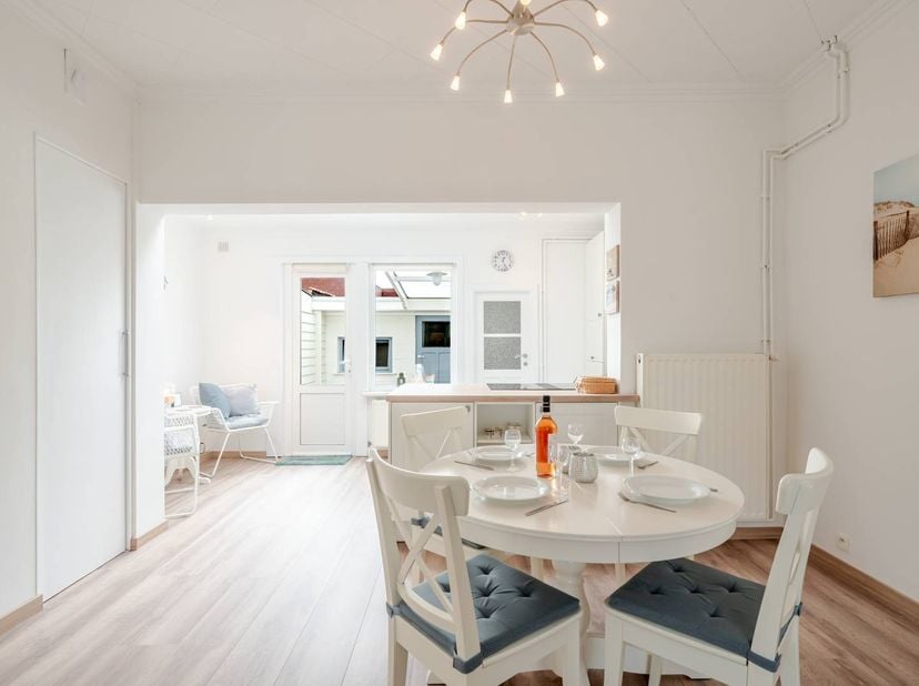 Op zoek naar een instapklare woning te koop in Nieuwpoort? Deze volledig gerenoveerde rijwoning met 2 slaapkamers en gezellige stadskoer is rustig gel