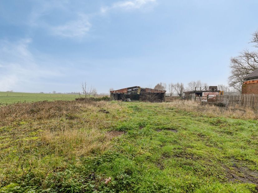 Langs de Provinciebaan in Koekelare treffen we deze 2 te renoveren / te slopen&amp;nbsp;woningen met loods.<br />
De eigendom geniet prachtige vergezichte