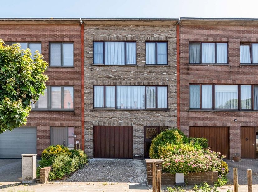 Bent u op zoek naar een verzorgde beletagewoning met nét dat tikkeltje meer? Dan zal deze woning u aangenaam verrassen. Hoewel het pand de "klassieke"