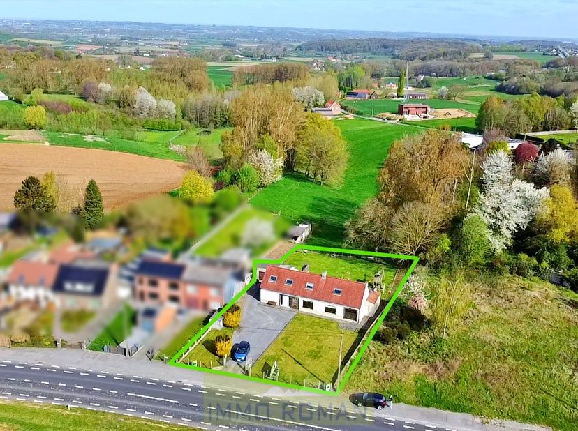 Nabij de Hotond treffen we deze gezellige woning! Uitstekend gelegen met in de nabijheid gewestweg N60 en een vlotte bereikbaarheid naar Ronse, waar a