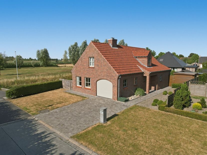 Ontdek deze lichtrijke open bebouwing op 558 m² te Keiem! De woning biedt een slimme indeling en is dankzij het gunstige EPC-label D volledig vrij van
