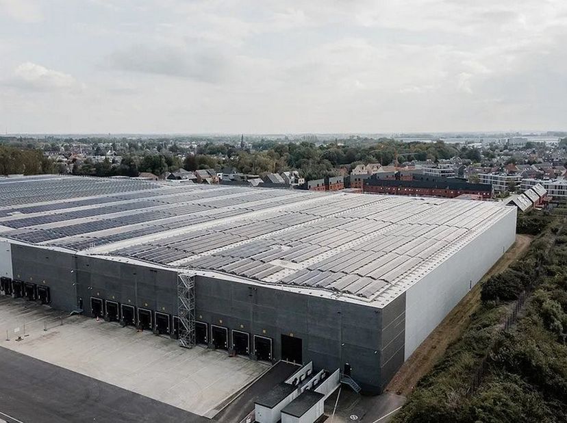 14 725m² d'espace de stockage avec possibilité de 713m² d'espace de bureau<br />
Emplacement : à proximité de l'A12 et du terminal à conteneurs de Wil